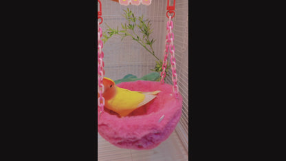 Papageiennest im Happy Strawberry Design, ausgestattet mit Haken und Kunststoffketten, geeignet für den Einsatz im Käfig. Die mit Baumwolle gefüllte Halbmondform bietet einen bequemen Schlafplatz für Ziervögel.