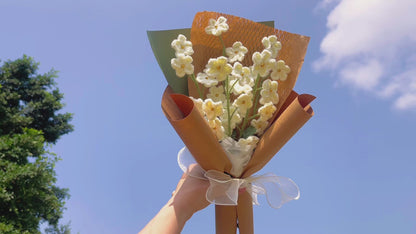 Handgehäkelter Vergissmeinnicht-Blumenstrauß – Weiße Gänseblümchen unter Sternenhimmel – Dauerhafte Blumen für Hochzeit, Brautpaar, Jahrestag, Dekoration, Geschenk für Sie