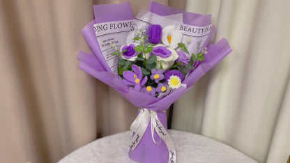 Ramalhete de Flores Crochê Artesanal comTons de Roxo - Apresentando Grandes Rosas com Gradiente de Branco a Roxo, Tulipas Desabrochadas Roxas Claras, Tulipas fechadas Roxas Escuras, Mini-rosas Roxas Claras e Escuras Ideais para Casamentos, Aniversários e 