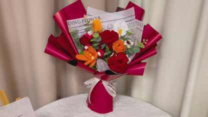 Buquê de flores crochê artesanal em tons vermelho e laranja - apresentando grandes rosas vermelhas, tulipas laranjas em pleno florescimento e ainda fechadas, minirosas vermelhas e laranjas, bolhas brancas e vermelhas, cravos vermelhos - perfeito para o Di