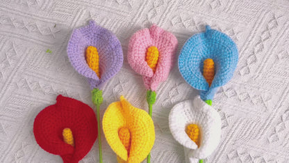 Calla Grace: Paletto artigianale a maglia con fiori di calla per una decorazione elegante del giardino