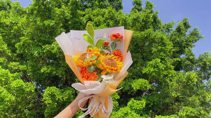 Bouquet d'amour et de joie fait main au crochet : tournesols doubles, roses oranges, lentilles d'eau vertes, myosotis jaunes et blancs, touches de plantes à monnaie | Cadeau joyeux et hypoallergénique, fait main au crochet, pour toutes les occasions.