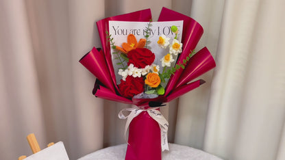 Mazzo Artigianale a Maglia di Fiori Rossi e Arancioni con Foglie di Eucalipto, Perfetto per Regali, Matrimoni ed Occasioni Speciali