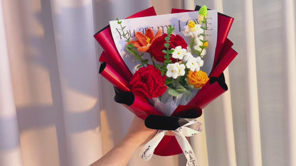 Bouquet d’arrangement floral rouge et orange au crochet fabriqué à la main avec des feuilles d’eucalyptus, parfait pour les cadeaux, les mariages et les occasions spéciales