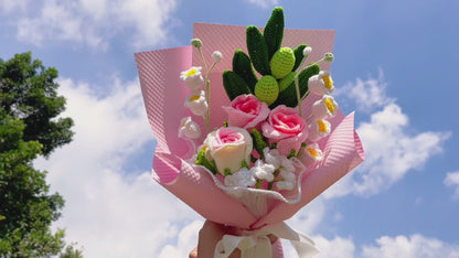 Bouquet de fleurs au crochet fait main Rosellete, vert olive foncé, muguet blanc, rose en coupe ; chrysanthème blanc dégradé rose, myosotis blanc, cadeau pour elle, anniversaire, Saint-Valentin, hypoallergénique