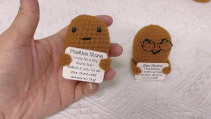 Pierre de bonheur au crochet avec texte personnalisé et pot fleuri - Cadeau de bien-être en pierre positive de soutien émotionnel