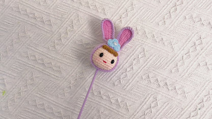 Incanto di Dama Viola: Paletta Artigianale a Maglia raffigurante una Dama Viola per una Decorazione da Giardino Unica