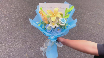 Buquê Artesanal Feito à Mão em Azul e Amarelo com Lírios Grandes, Campânulas da Irlanda, Folhagem Verde, Tulipas em Desabrochar, Rosas Taça de Vinho, Papoulas e Crínas - Perfeito para Presentes e Ocasiões Especiais