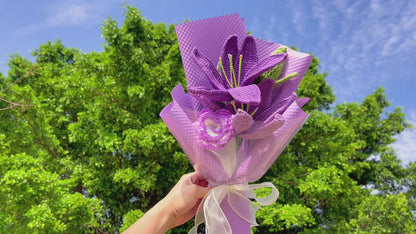 Handgemachter gehäkelter Strauß aus lila Lilien und Rosen - Hypoallergene Option