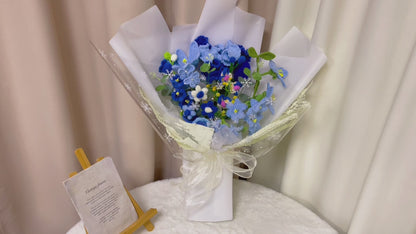 Arranjo Floral Artesanal de Crochê Completamente Azul com Envoltório Branco e Delicado Design de Floco de Neve