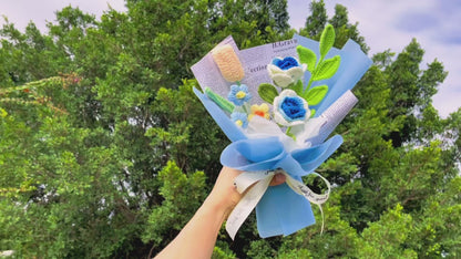 Handgefertigter gehäkelter Blumenstrauß aus blauen Rosen, Lilien, Pompons und Grün