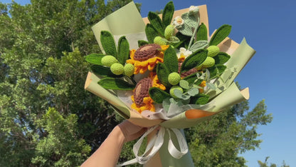 Bouquet di gardenie a crochet fatto a mano - Regalo adatto alle persone con allergie, include gardenie, girasole e olivo - Perfetto per matrimoni, compleanni e arredo casa - Imballato in carta ecologica verde e crema