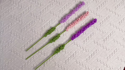 Lavender Serenity: Palo de flor de lavanda tejido a mano para una decoración de jardín calmante