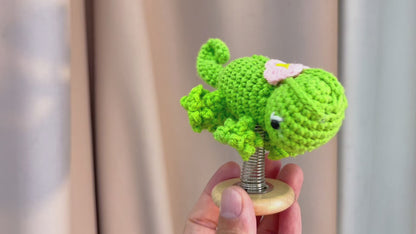 Handmade Crochet Chameleon Shaker, Spring Base Car Dashboard Ornament, Cute Knitted Animal Vehicle Interior Decor, Handcrafted Amigurumi Chameleon Toy, Unique Home Office Desk Decoration, Ideal Festival Gift for Family Friends