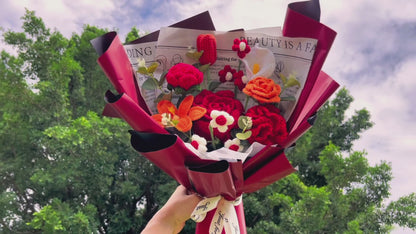 Buquê de flores crochê artesanal em tons vermelho e laranja - apresentando grandes rosas vermelhas, tulipas laranjas em pleno florescimento e ainda fechadas, minirosas vermelhas e laranjas, bolhas brancas e vermelhas, cravos vermelhos - perfeito para o Di