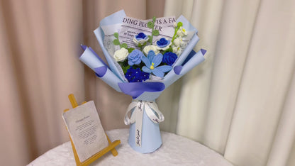 Handgefertigter gehäkelter blauer Blumenstrauß mit Rosen, Lilien, Eukalyptus, Tulpen und Vergissmeinnicht