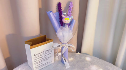 Buquê de Crochê Artesanal do Zodíaco Gêmeos - Flores de Lavanda com Bonecos Gêmeos - Presente Floral Hipoalergénico para Aniversários, Casamentos