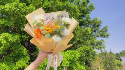 Bouquet d'amour et de nouveaux départs - Tournesol, roses blanches, myosotis, plante à monnaie - Cadeau au crochet fait main hypoallergénique pour mariages, anniversaires, anniversaires, décoration intérieure