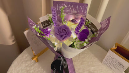 Ramalhete Romântico de Crochê Artesanal em Roxo - Símbolo do Amor, Rosa Extra Grande, Rosa em Forma de Copa de Vinho, Lavanda e Acentos Delicados