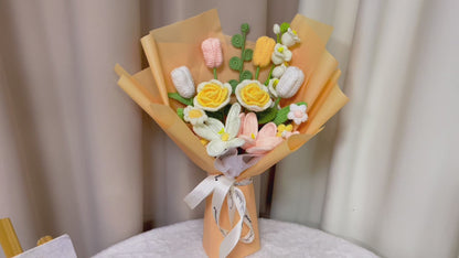 Bellissimo mazzo fatto a mano a maglia "Dolce Sole" con rose, tulipani, gigli, foglie di eucalipto e altro ancora - Perfetto per San Valentino, la Festa della Mamma o qualsiasi occasione