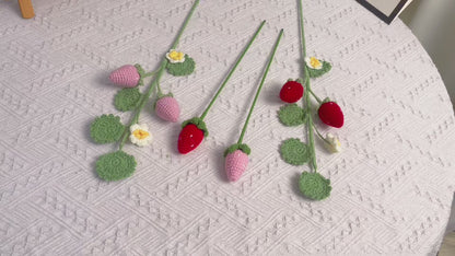 Campi di fragole dolci: Paletto artigianale a maglia a forma di fragola per una decorazione incantevole del giardino