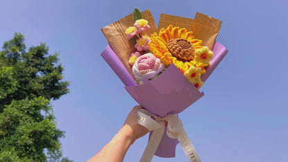 Ręcznie wykonany, hakowany bukiet kwiatów "Słoneczko i Szczęście" - Słoneczniki, Kwiaty Brzoskwiniowe, Pom-pomy, Róże, Prezent dla Wyjątkowej Osoby, Urodziny, Rocznica