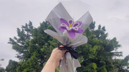 Mazzo artigianale di violette purpuree dedicato al mese di nascita di febbraio - pronto per regalare come composizione floreale per compleanni
