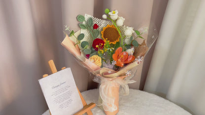 Ramalhete Artesanal de Crochê em Amarelo Macio com Acentos Florais Vermelhos, Laranjas e Brancos