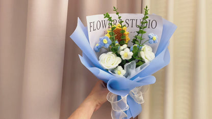 Sunlit Petal Symphony: Handgefertigter gehäkelter Blumenstrauß – Rosen, Sonnenblumen und Puffs – exquisite Geschenke für jede Feier