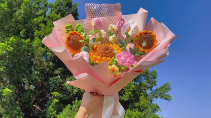 Mazzo di Fiori a Crochet Artigianale "Tonalità Rosa e Giallo" - Con Girasoli Grandi e Piccoli a Crochet, Rose a Gradiente Rosa e Bianco, Puff Bianchi, Rosa e Gialli, Foglie Verdi e Calla Bianche - Ideale per la Primavera, la Festa della Mamma e Occasioni 