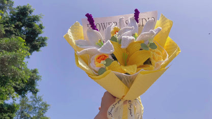 Wunderschöner handgehäkelter gelber Blumenstrauß: Lilie, Rose, Bommel und Lavendel
