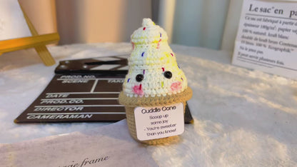 Peluche de glace artisanale avec carte personnalisable - Crème fouettée colorée - Décoration d'intérieur mignonne pour les anniversaires, les célébrations et les amateurs de friandises positives et encourageantes