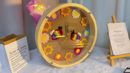 Horloge murale ronde en bois fabriquée à la main avec marguerite au crochet, tournesol et abeilles LGBT colorées – Décoration d'intérieur unique, cadeau inspiré de la nature pour salon, cuisine, chambre à coucher