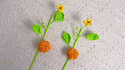 Divertimento nel tempo del raccolto: Paletto artigianale a maglia a forma di zucca per una decorazione festiva del giardino