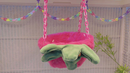 Papageiennest im Happy Strawberry Design, ausgestattet mit Haken und Kunststoffketten, geeignet für den Einsatz im Käfig. Die mit Baumwolle gefüllte Halbmondform bietet einen bequemen Schlafplatz für Ziervögel.