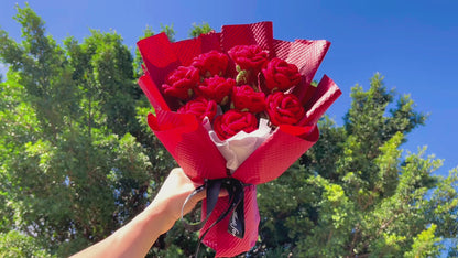 Bouquet de richesse rayonnant au crochet fait à la main de 9 roses rouges - Cadeaux magnifiques pour toute occasion