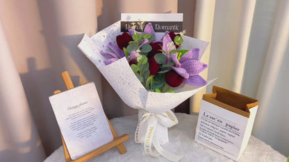 Buquê de Flores em Crochê "Elegância Eterna" - Lírios Roxos e Tulipas Borgonha Artesanais - Presente Hipoalergénico para Visitas a Hospitais | Ideal para Casamentos, Aniversários, Aniversários de Namoro/Casamento e Decoração de Casa