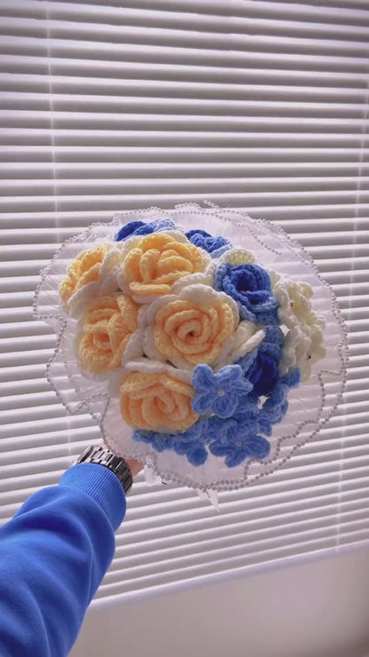 Handgefertigter, atemberaubender, eleganter, romantischer, handgebundener Blumenstrauß – weiße und blaue Rosen, gelbe Rosen, weiße und blaue Vergissmeinnicht