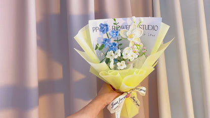 Bouquet de mariage artisanal composé de fleurs mélangées - Myosotis Phalaenopsis - Composition florale personnalisable pour remise de diplôme