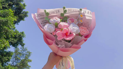 Ramo de rosas tejidas a mano con ganchillo, acompañado de lirios, hojas de eucalipto, tulipanes y némesis