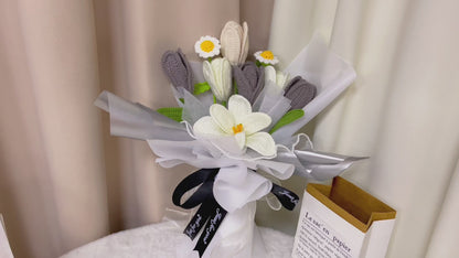 Ramalheira Feita à Mão em Cor Branco e Cinza - Tulipas, Margaridas e Embalagem em Forma de Espada