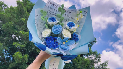 Handgefertigter gehäkelter blauer Blumenstrauß mit Rosen, Lilien, Eukalyptus, Tulpen und Vergissmeinnicht