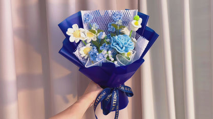 Bouquet de fleurs crochetées hypoallergéniques de luxe - Chrysanthèmes blancs, myosotis, muguet, roses en spray, gypsophile - Cadeau élégant pour mariages, anniversaires, vacances