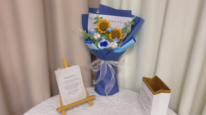 Blue Serenade : Bouquet de fleurs bleues au crochet fait à la main - Tournesols, pompons, coton et roses pour la Saint-Valentin