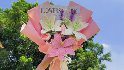 Mazzo di fiori fatto a mano a uncinetto di rose, gigli, lavanda e altro - Bella disposizione ROSA