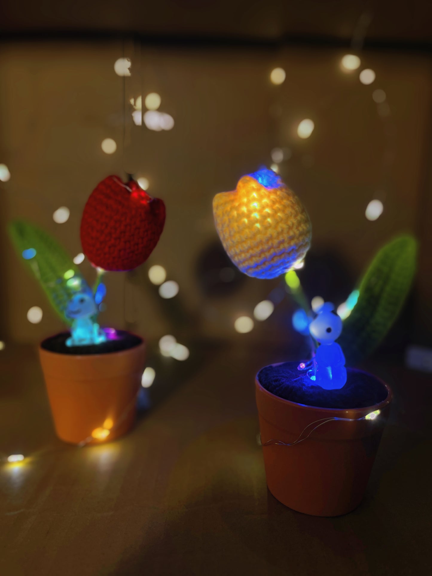 Pianta di tulipano a maglia fatta a mano - Finto fiore realistico - Decorazione unica per la casa - Regalo perfetto per gli amanti delle piante - Fatto a mano su misura