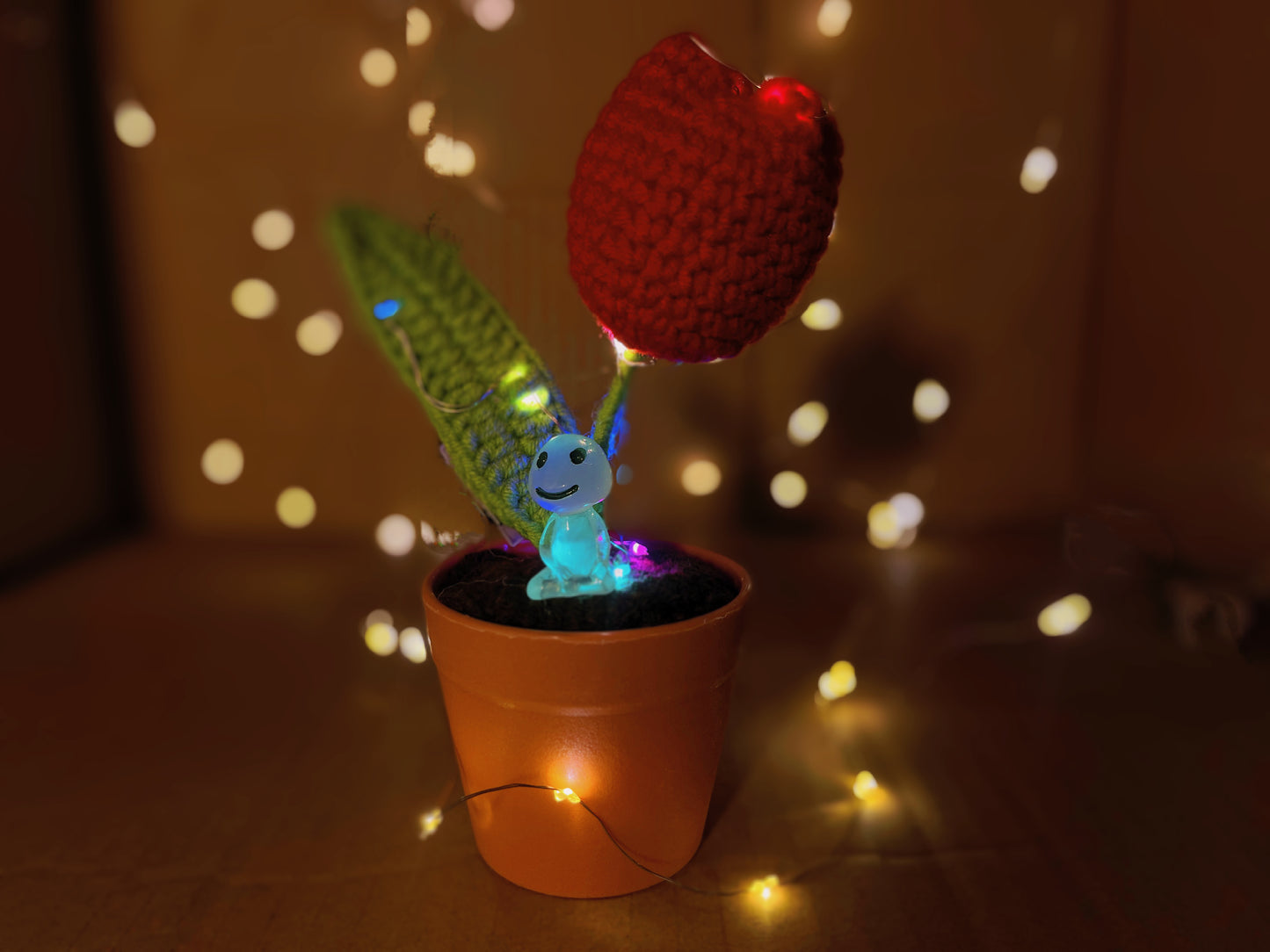 Pianta di tulipano a maglia fatta a mano - Finto fiore realistico - Decorazione unica per la casa - Regalo perfetto per gli amanti delle piante - Fatto a mano su misura